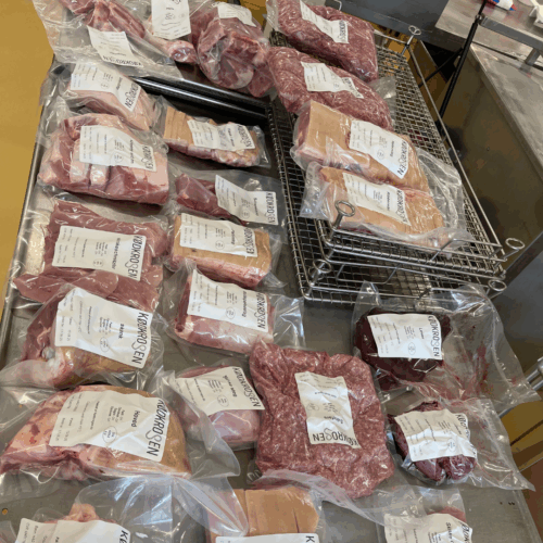 En halv udskåret og pakket gris